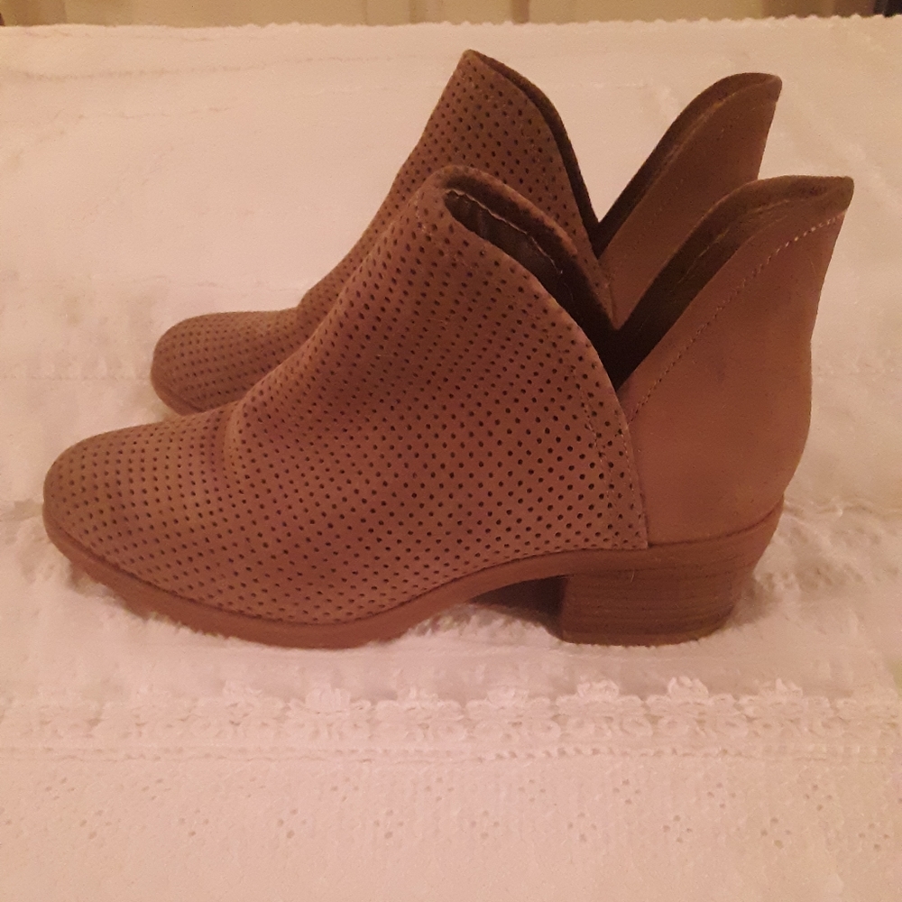 STEVE MADDEN brown dot booties